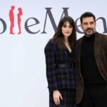 pilar fogliati ed edoardo leo di fronte alla scritta follemente