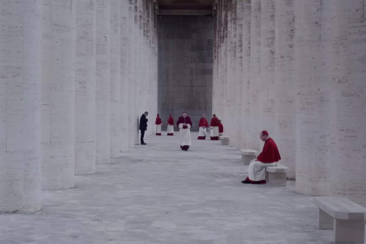 Le colonne della Piazza di San Pietro nel film Conclave