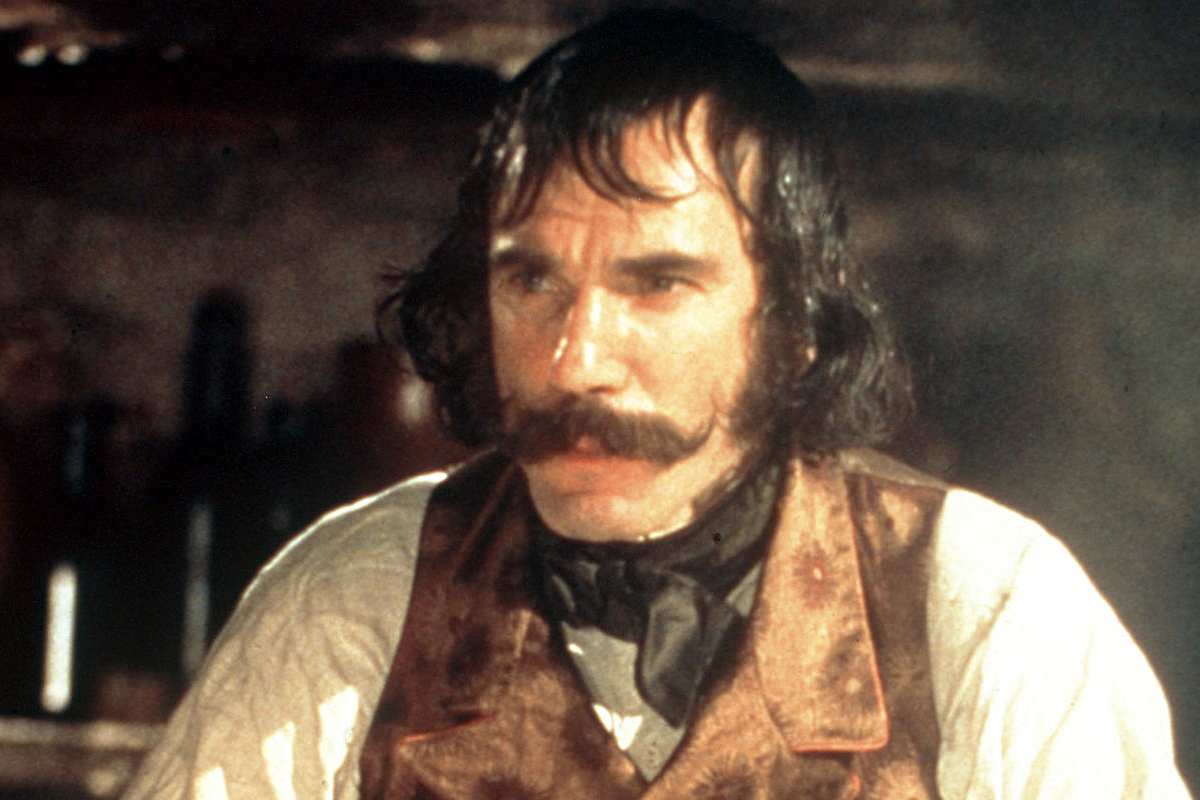 Daniel Day Lewis nei panni di Bill il macellaio un primo piano in abito da scena