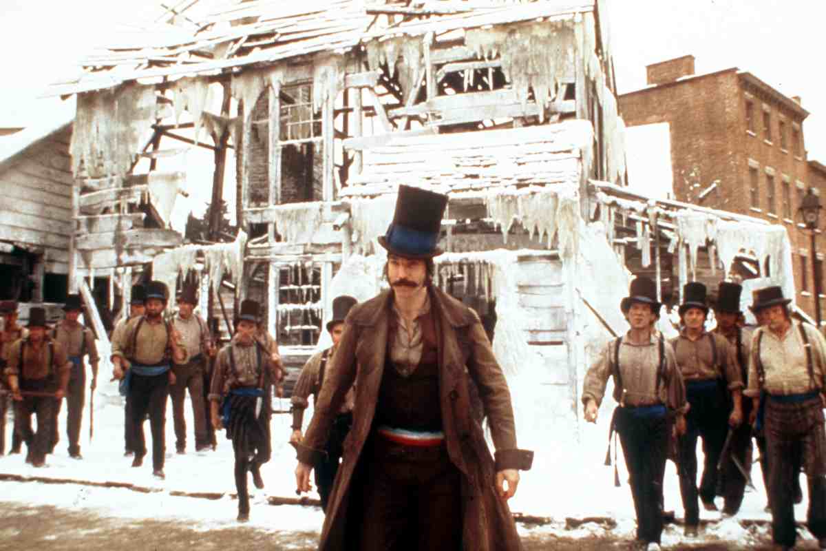 Daniel Day Lewis sul set del film con altri attori dietro di lui