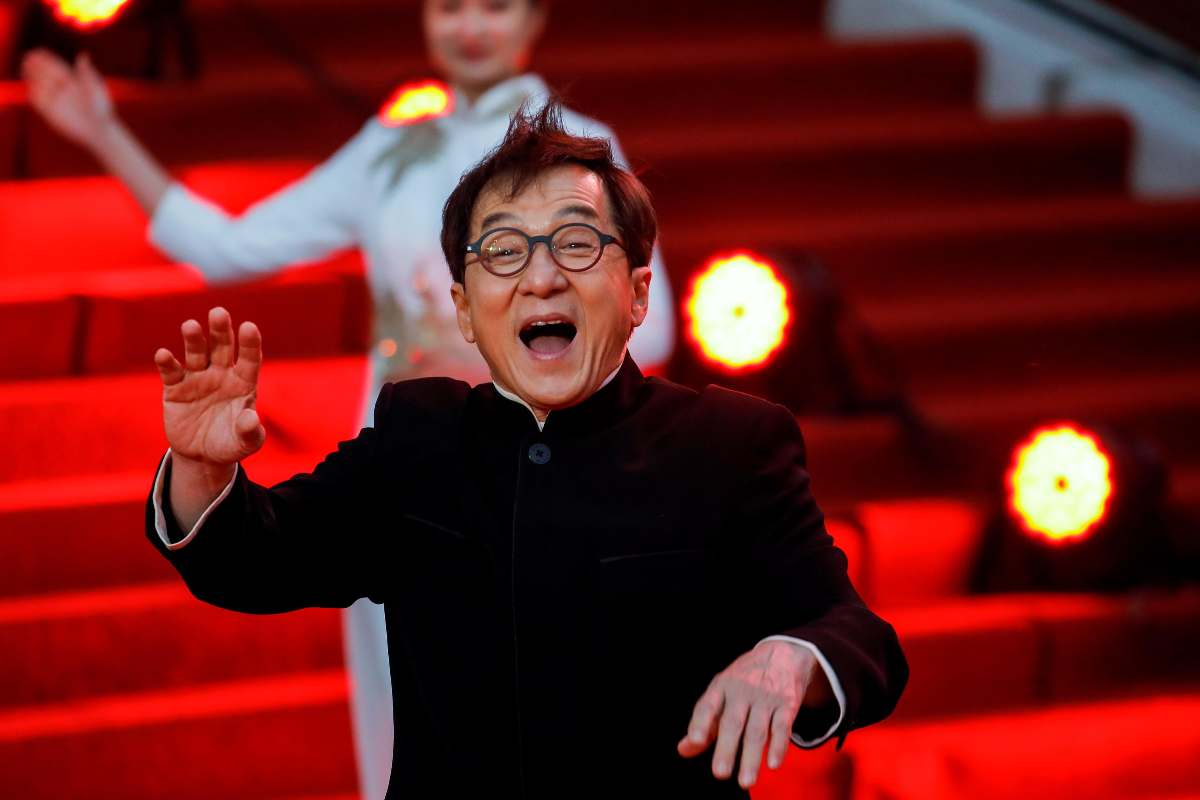 Jackie Chan compie una delle sue acrobazie