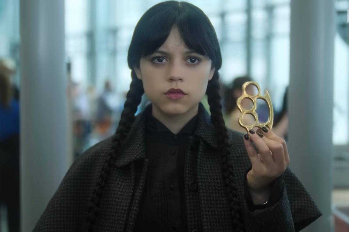 Jenna Ortega nei panni di Mercoledì con un tirapugni in mano 