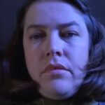 Primo piano di Kathy Bates nei panni di Misery