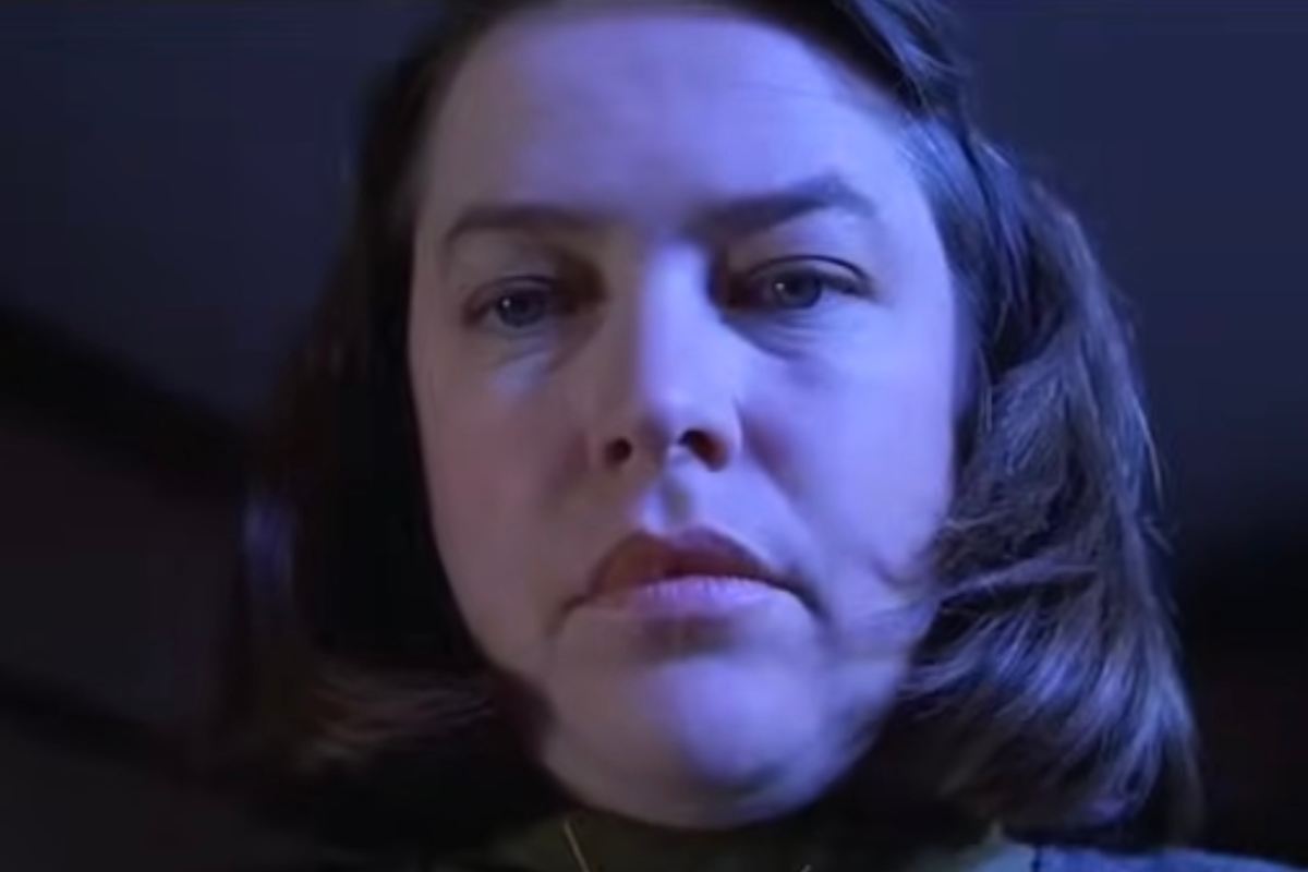 Primo piano di Kathy Bates nei panni di Misery