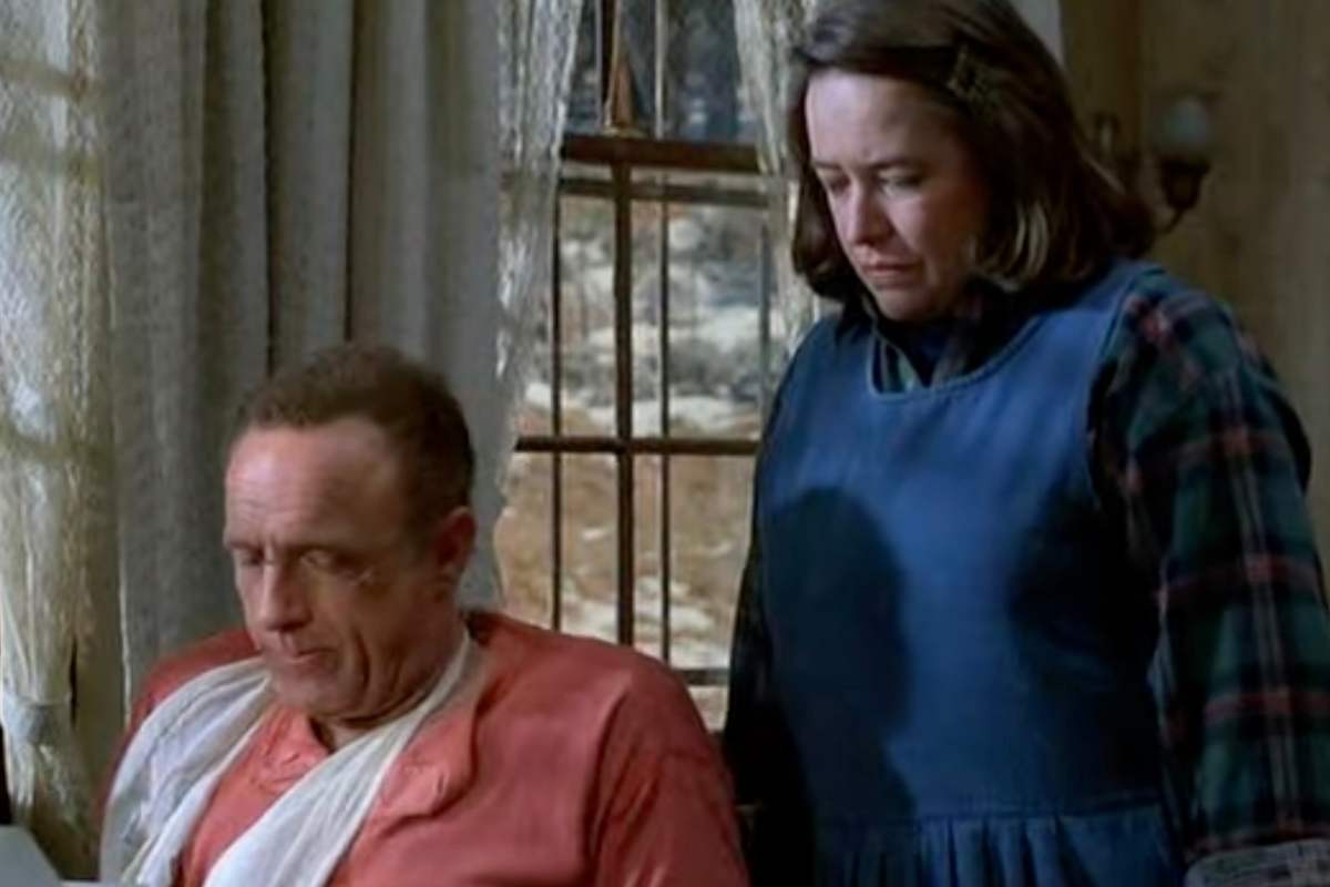 James Caan e Kathy Bates in una scena del film