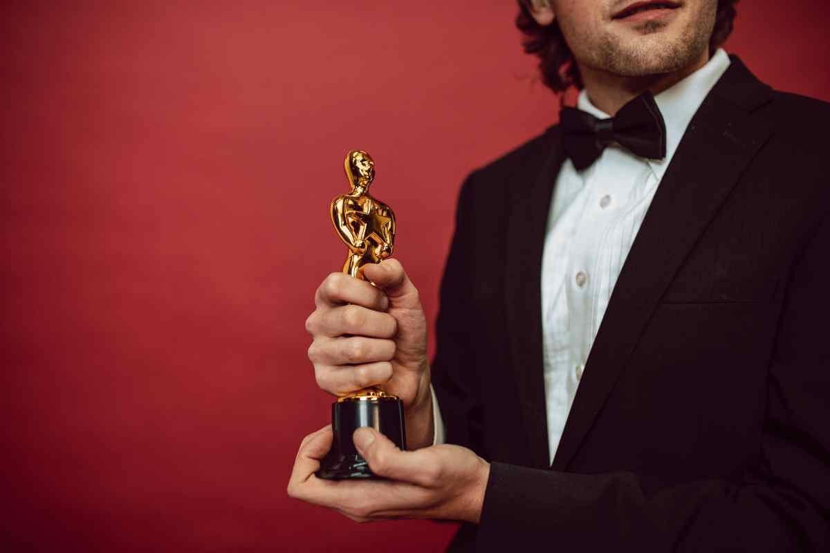 Uomo con premio Oscar i mano