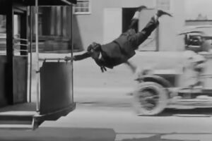 Buster Keaton attaccato al tram spicca il volo