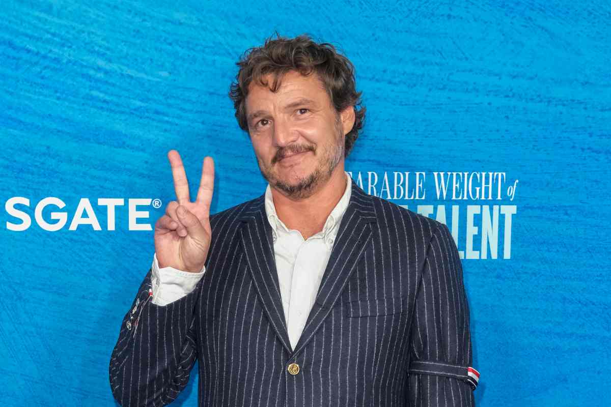 Pedro Pascal che fa il segno della pace