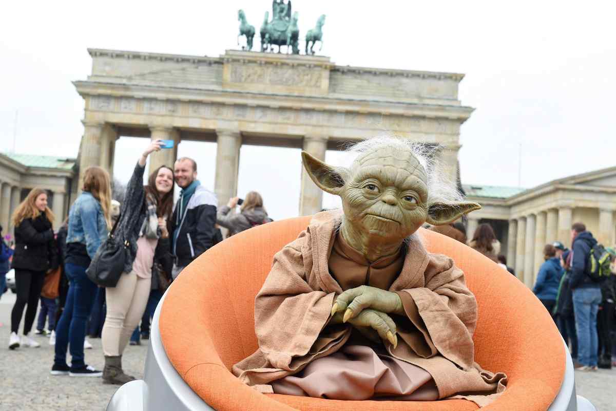 Yoda con alle spalle la porta di Brandeburgo