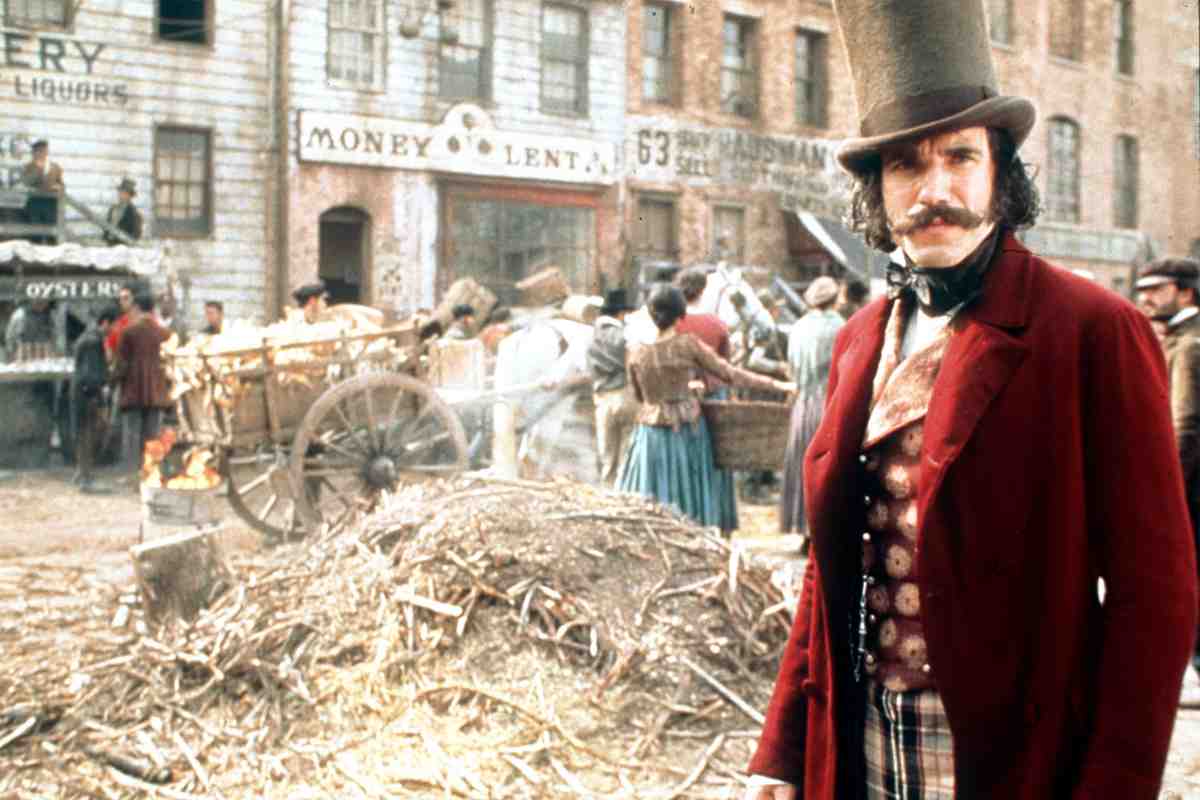 Daniel Day Lewis nei panni di Bill il macellaio e sullo sfondo il set del film