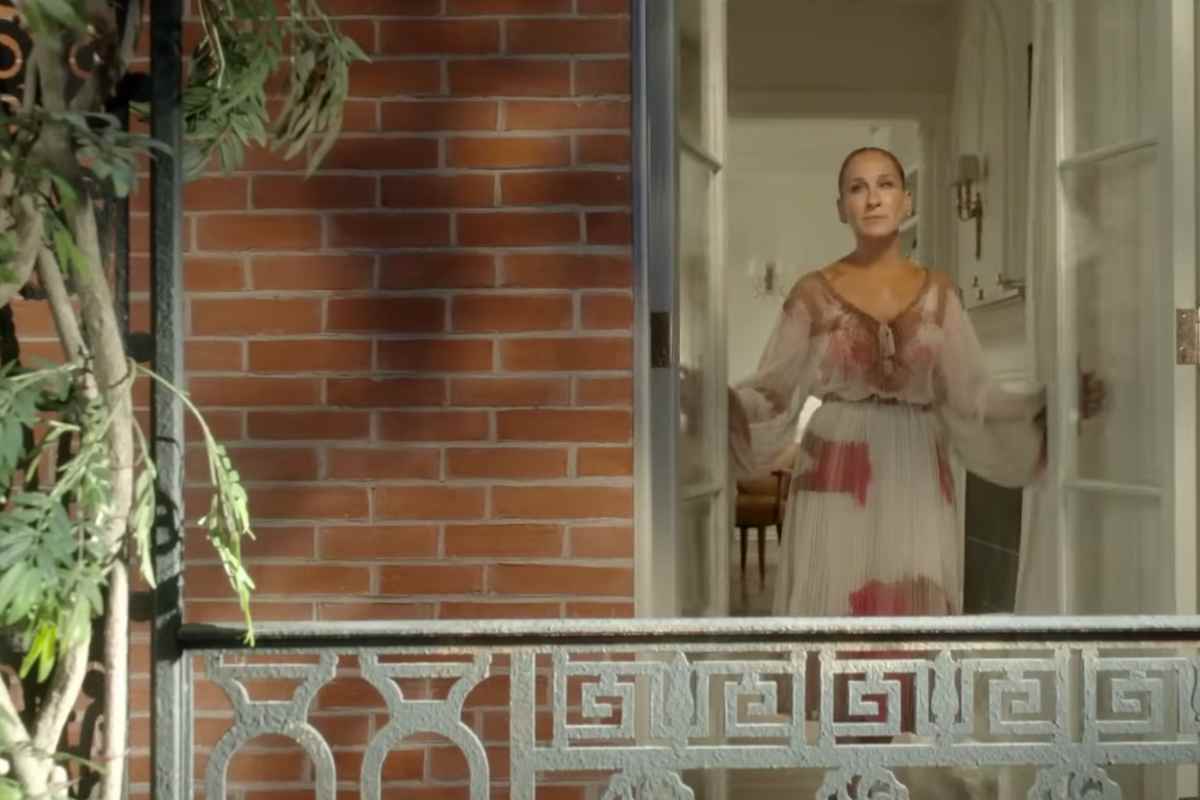 Carrie apre la finestra in una scena della serie