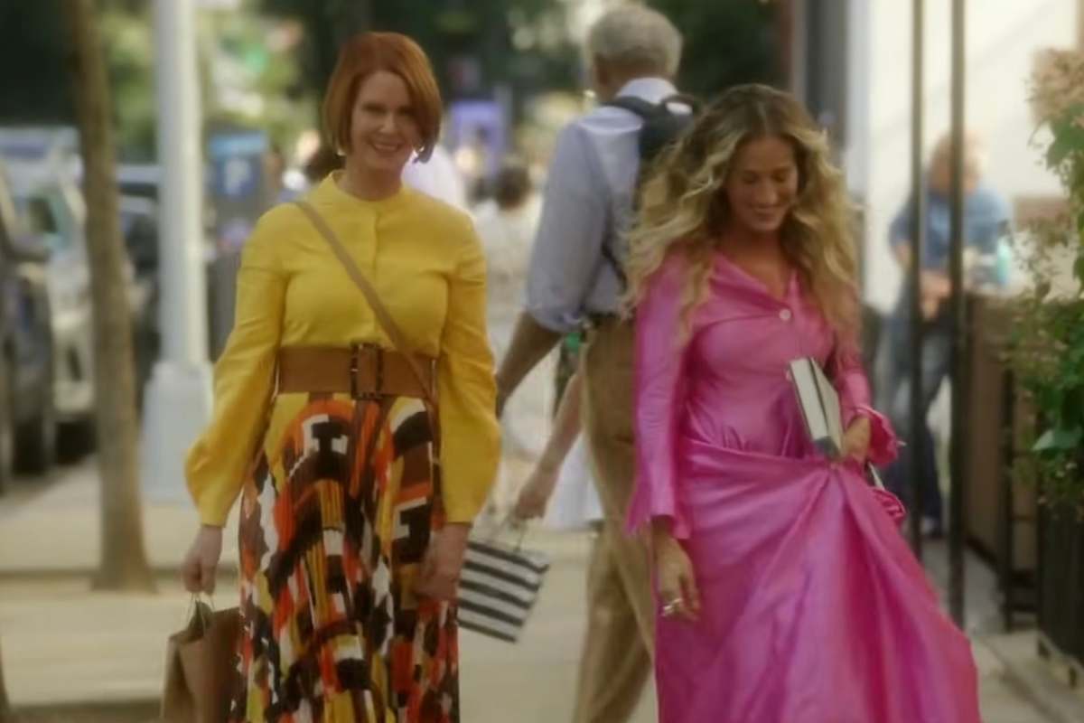 Miranda e Carrie passeggiano per New York