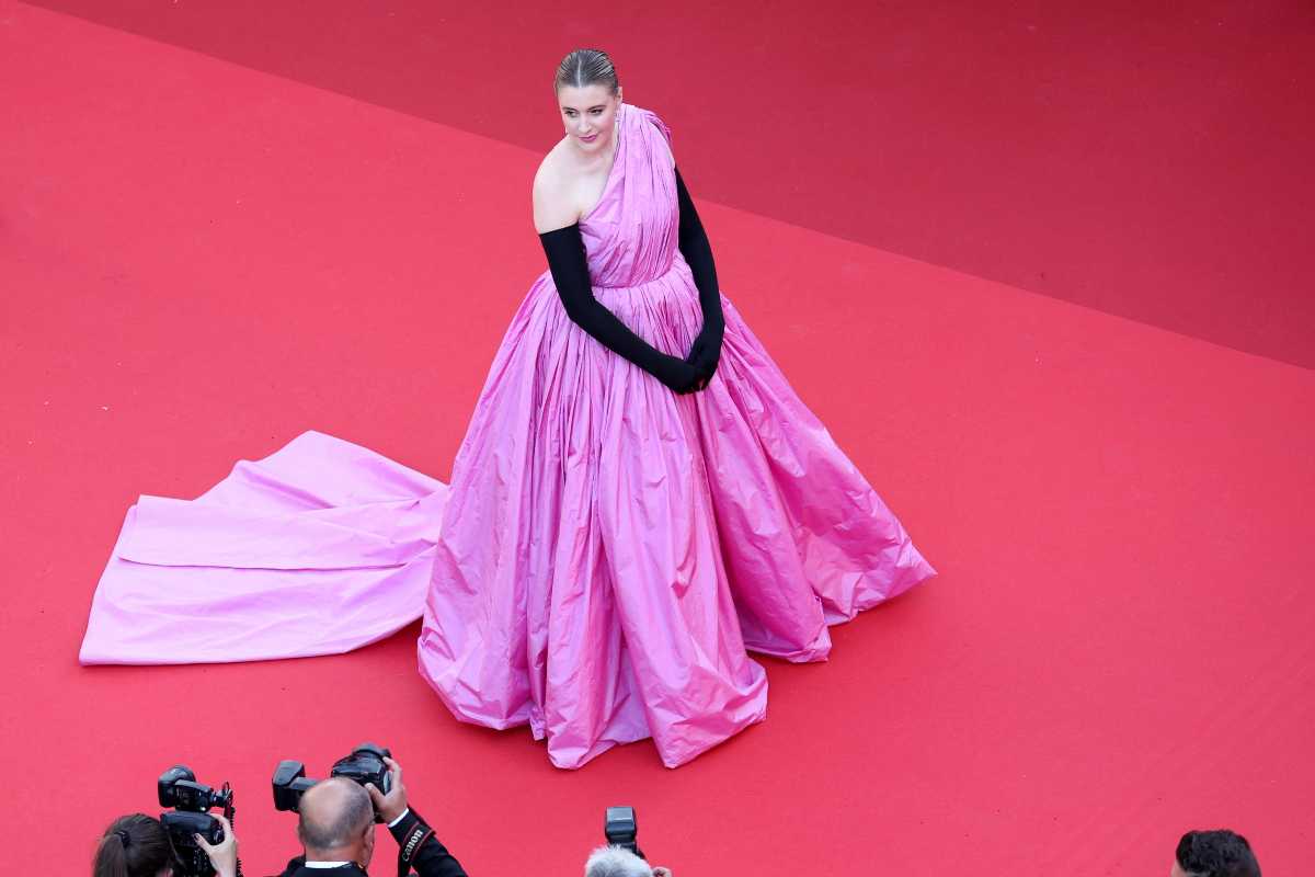 Greta Gerwig sul red Carpet con l'abito rosa e strascico