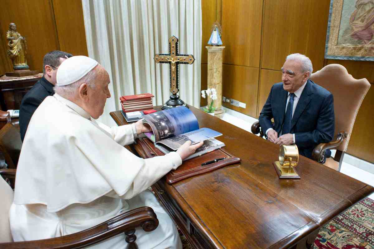 Papa Francesco e Martin Scorsese seduti alla scrivania