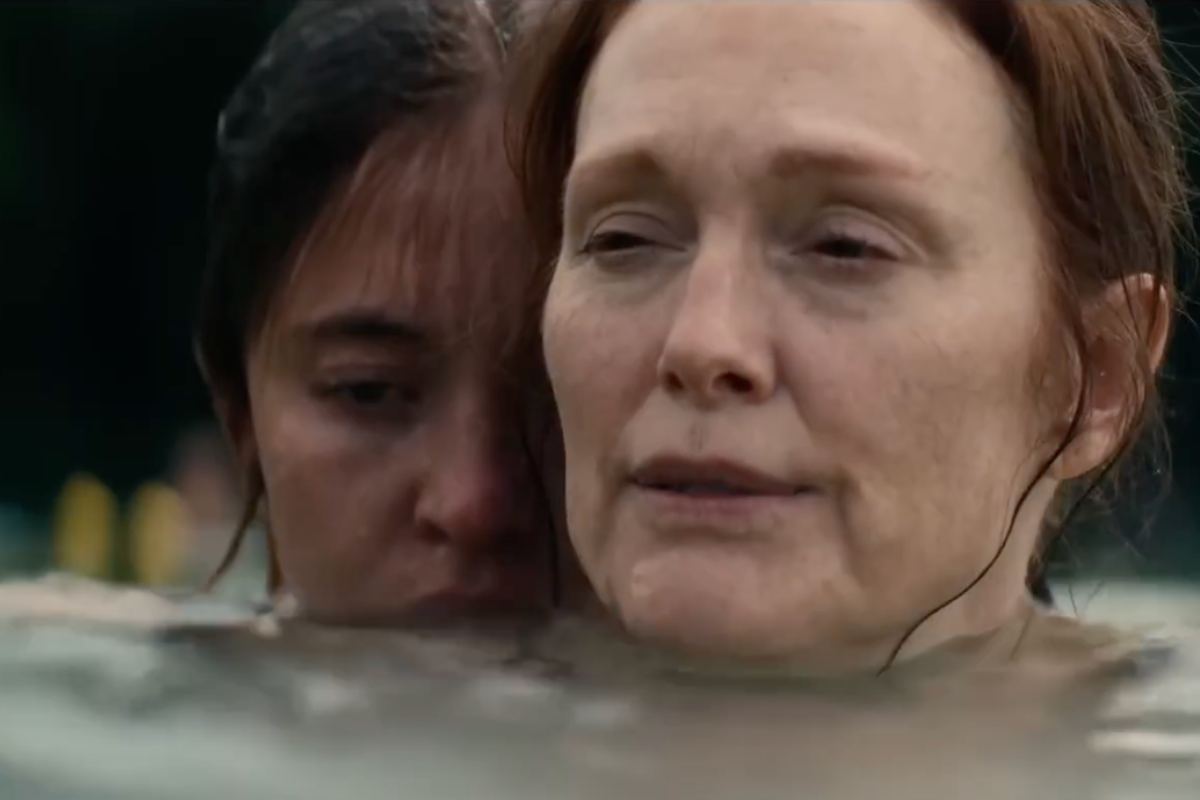 Julianne Moore e Sydney Sweeney in una scena di Echo Valley, nuotano in un lago