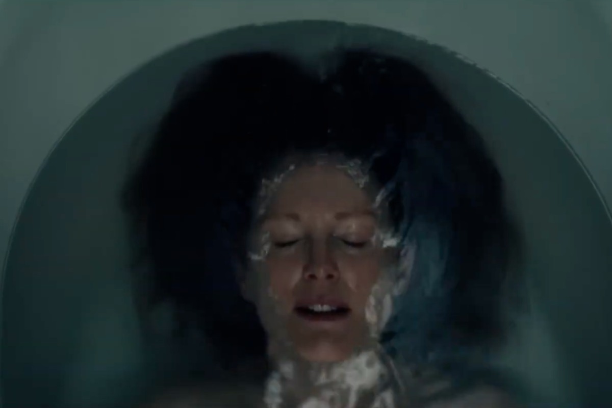 Julianne Moore in una scena di Echo Valley, immersa nella vasca da bagno