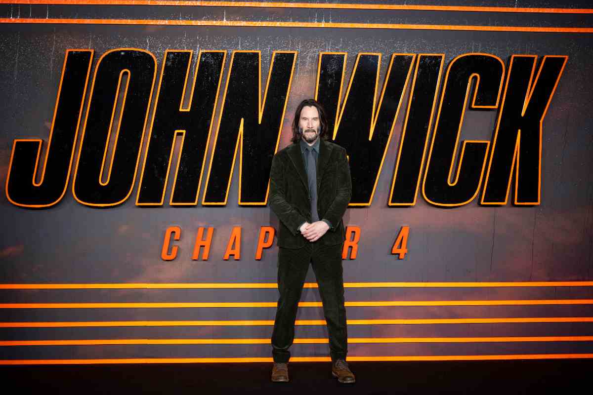 Keanu Reeves sullo sfondo la scritta John Wick 4