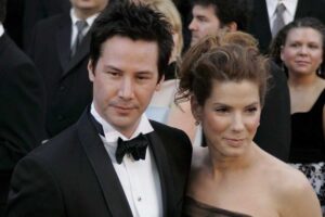 Keanu Reeves Sandra Bullock abbracciati