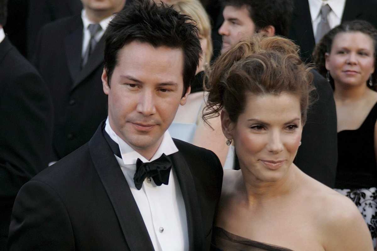 Keanu Reeves Sandra Bullock abbracciati