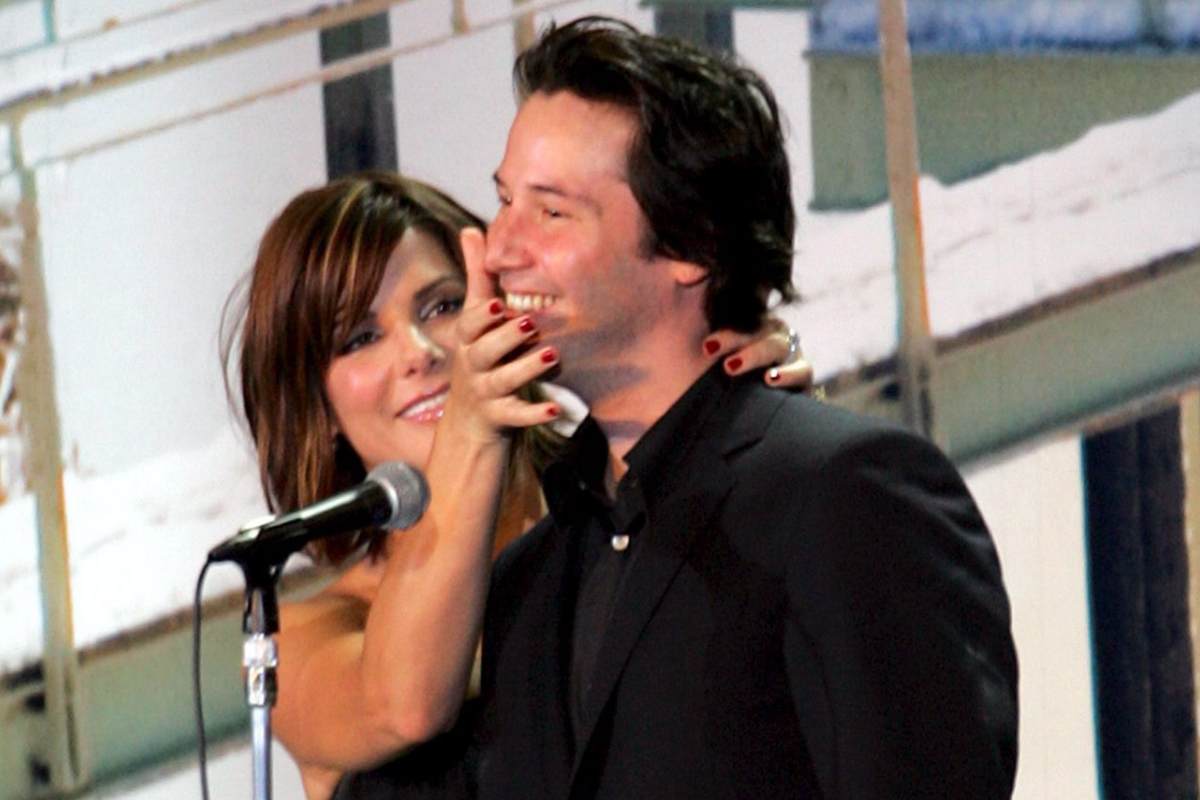 Sandra Bullock scherza con Keanu Reeves