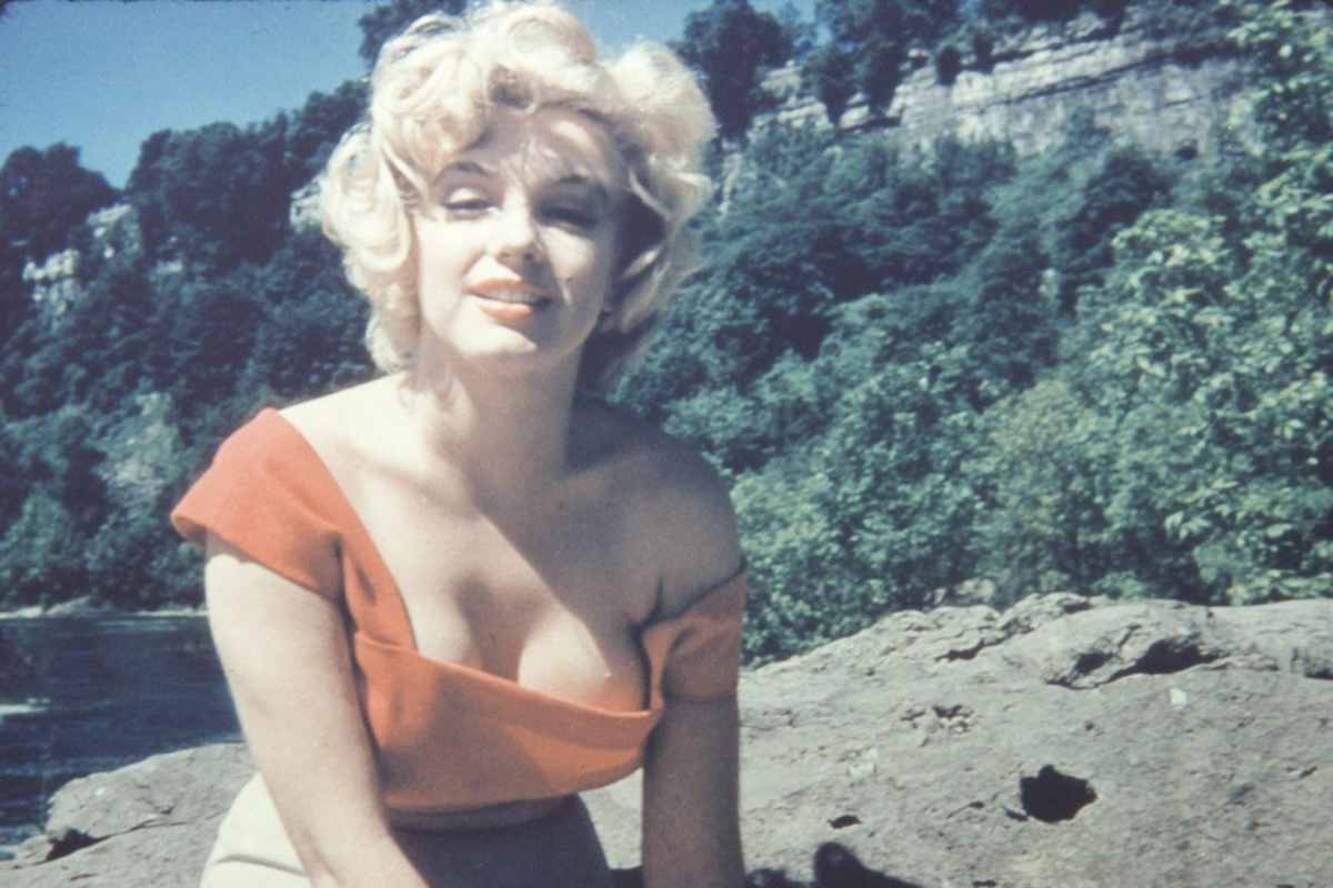 Marilyn Monroe in una foto all'aperto