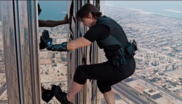 Tom Cruise appeso fuori da un palazzo sui vetri