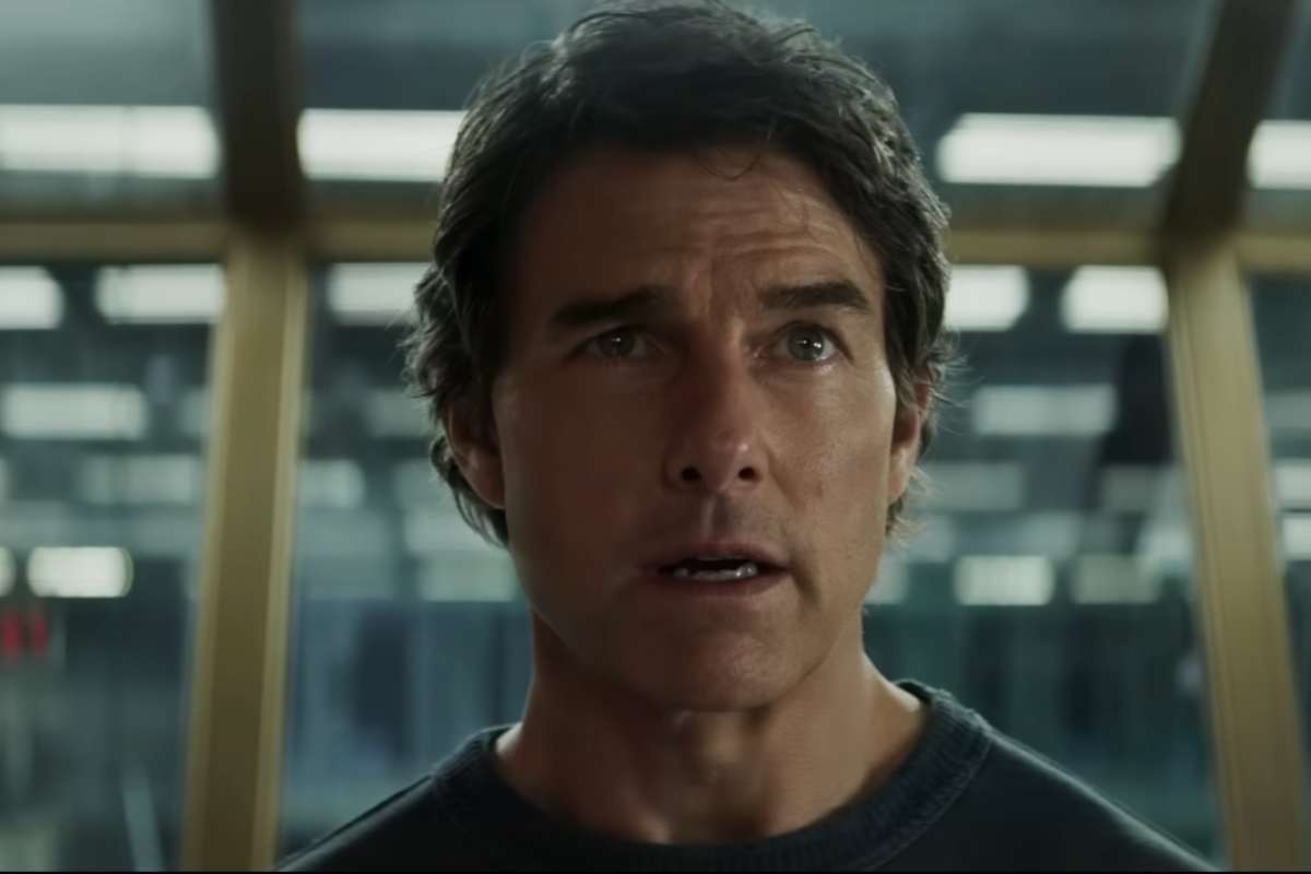 Tom Cruise in una scena del film parla