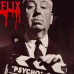 Alfred Hitchcock con in mano il ciak si Psycho e in alto a sinistra la scritta Netflix con del sangue che cola