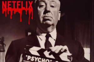 Alfred Hitchcock con in mano il ciak si Psycho e in alto a sinistra la scritta Netflix con del sangue che cola