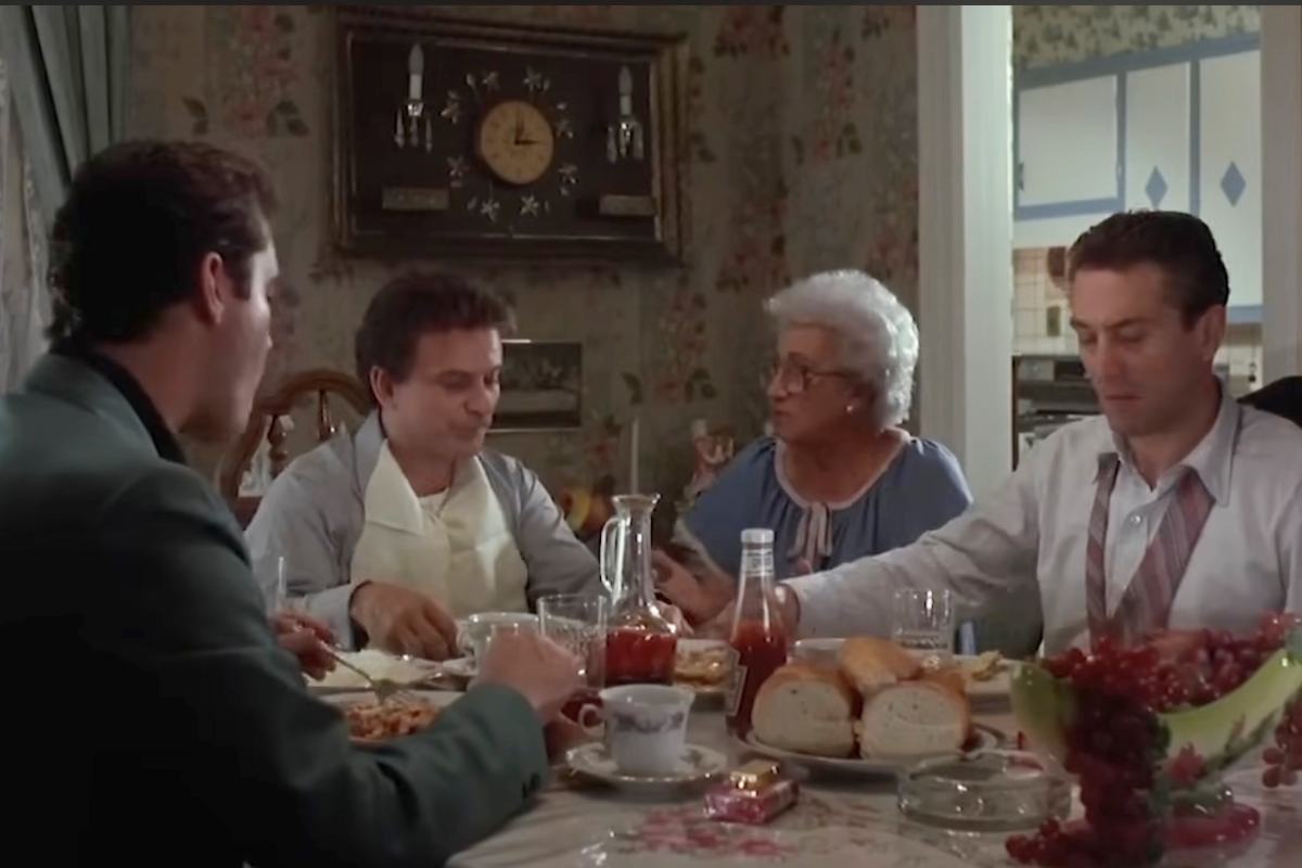 Una scena del film "Quei bravi ragazzi", Joe Pesci, Ray Liotta, Robert De Niro e Catherine Scorsese a tavola a pranzo