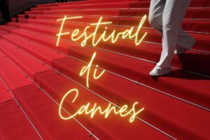 Il tappeto rosso di Cannes su una scala con una persona che lo percorre
