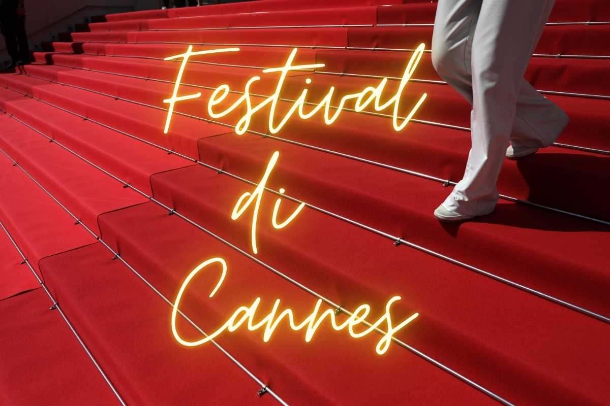 Il tappeto rosso di Cannes su una scala con una persona che lo percorre