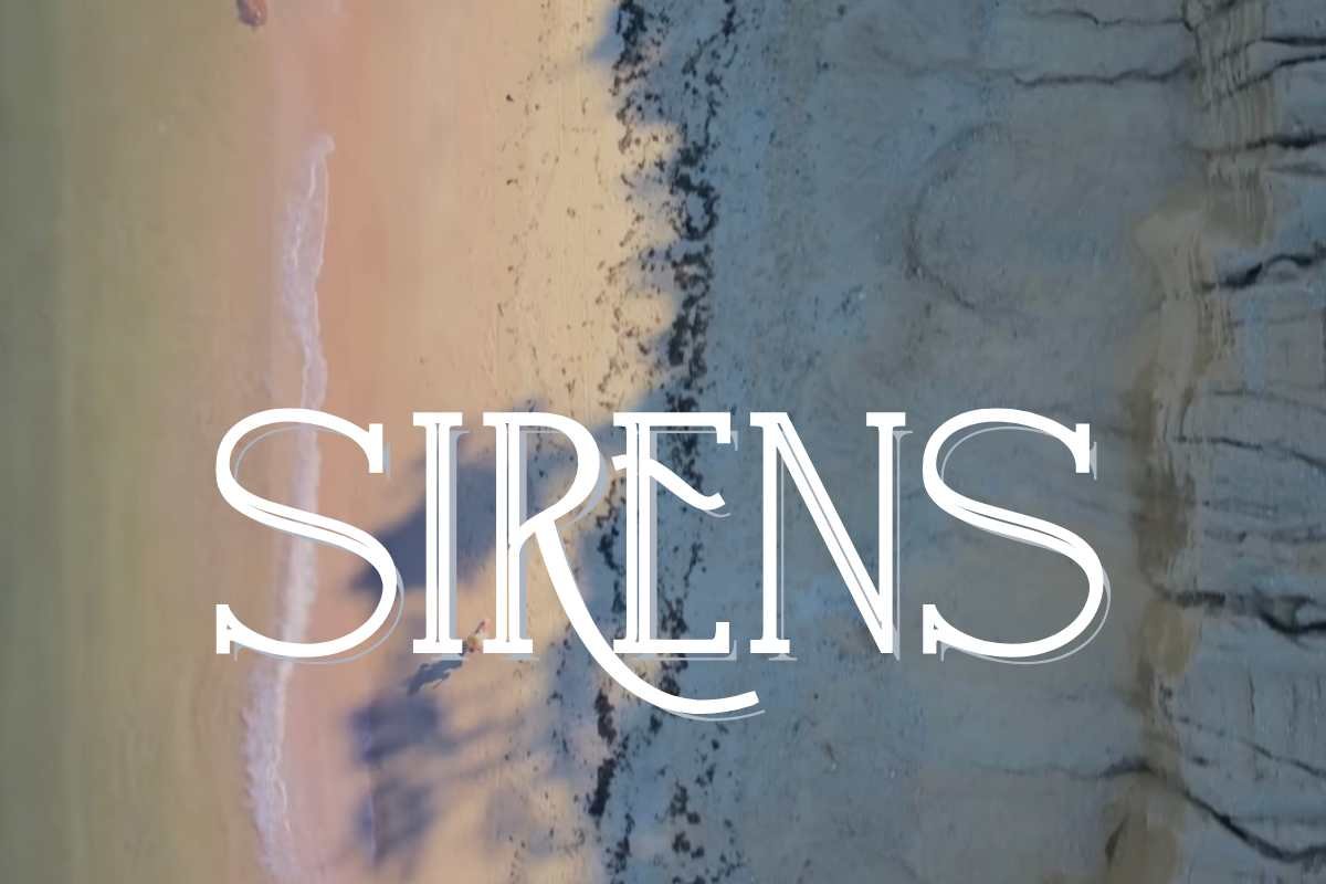 Una spiaggia con la scritta Sirens sopra