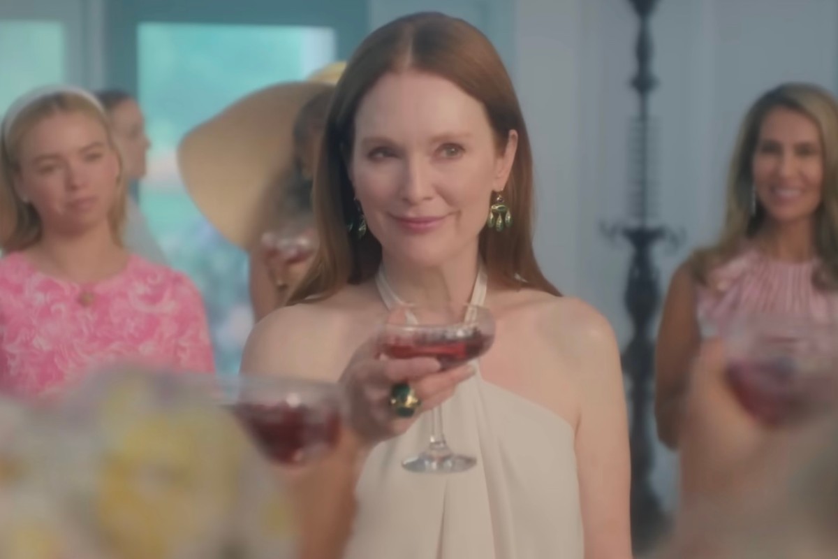 Julianne Moore in una scena della miniserie fa un brindisi