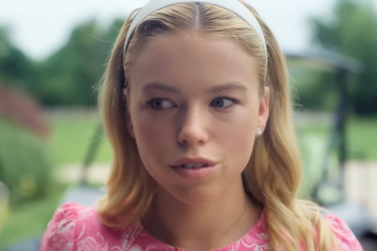 Milly Alcock in una scena della miniserie