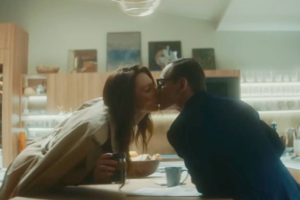Cate Blanchett e Michael Fassbender si baciano in una scena del film Black Bag