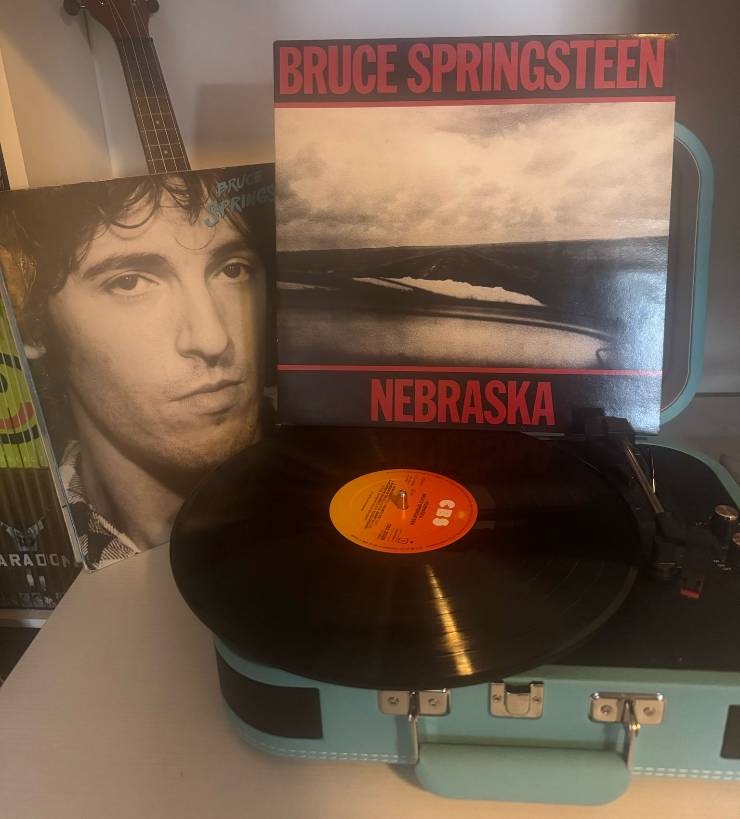 Un giradischi con il vinile di Nebraska e accanto altri vinili di Springsteen