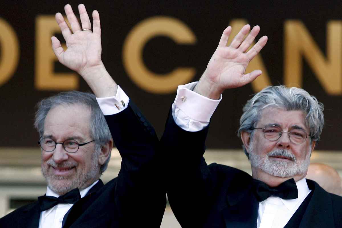 Steven Spielberg e George Luca salutano