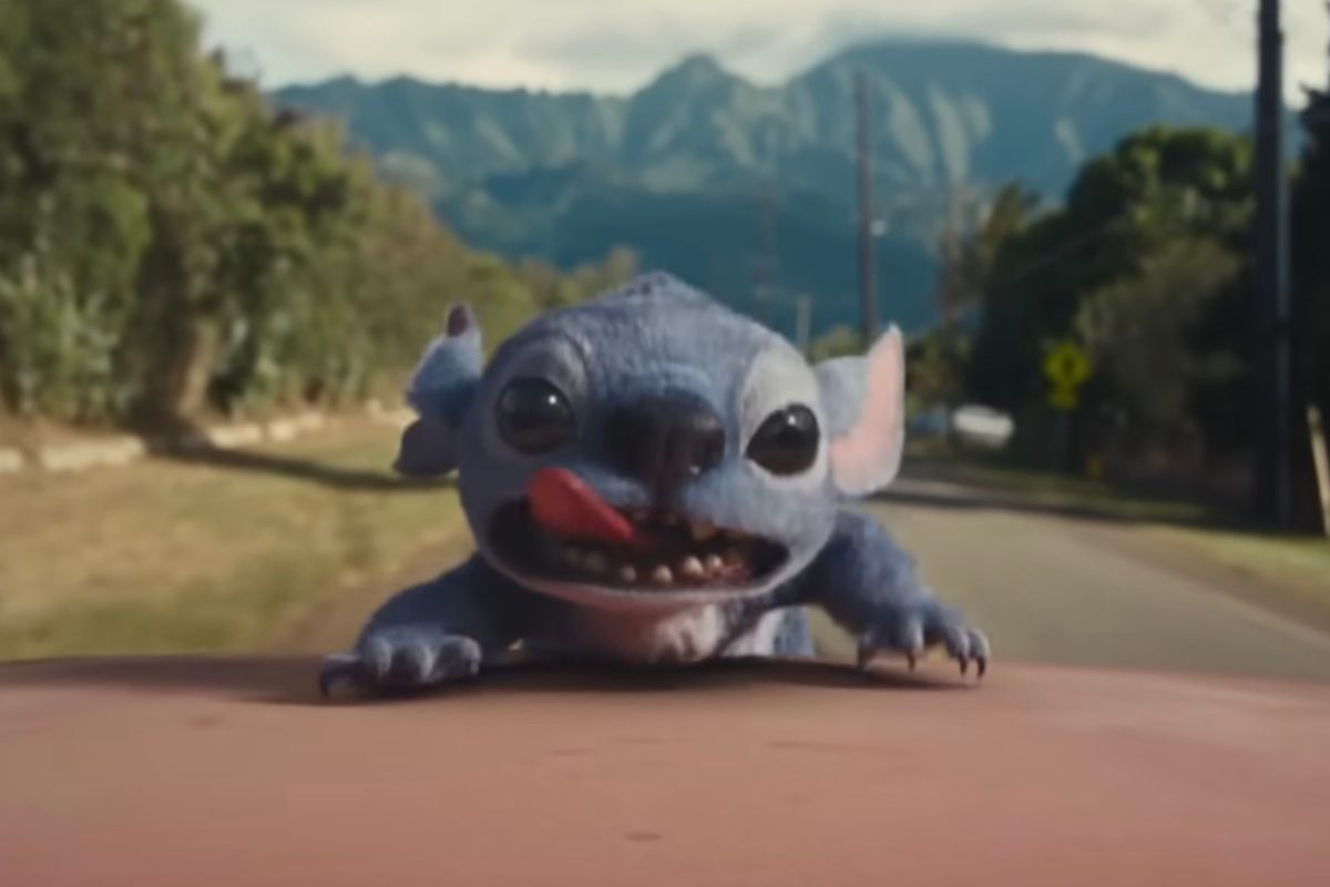 Stitch aggrappato ad una vettura