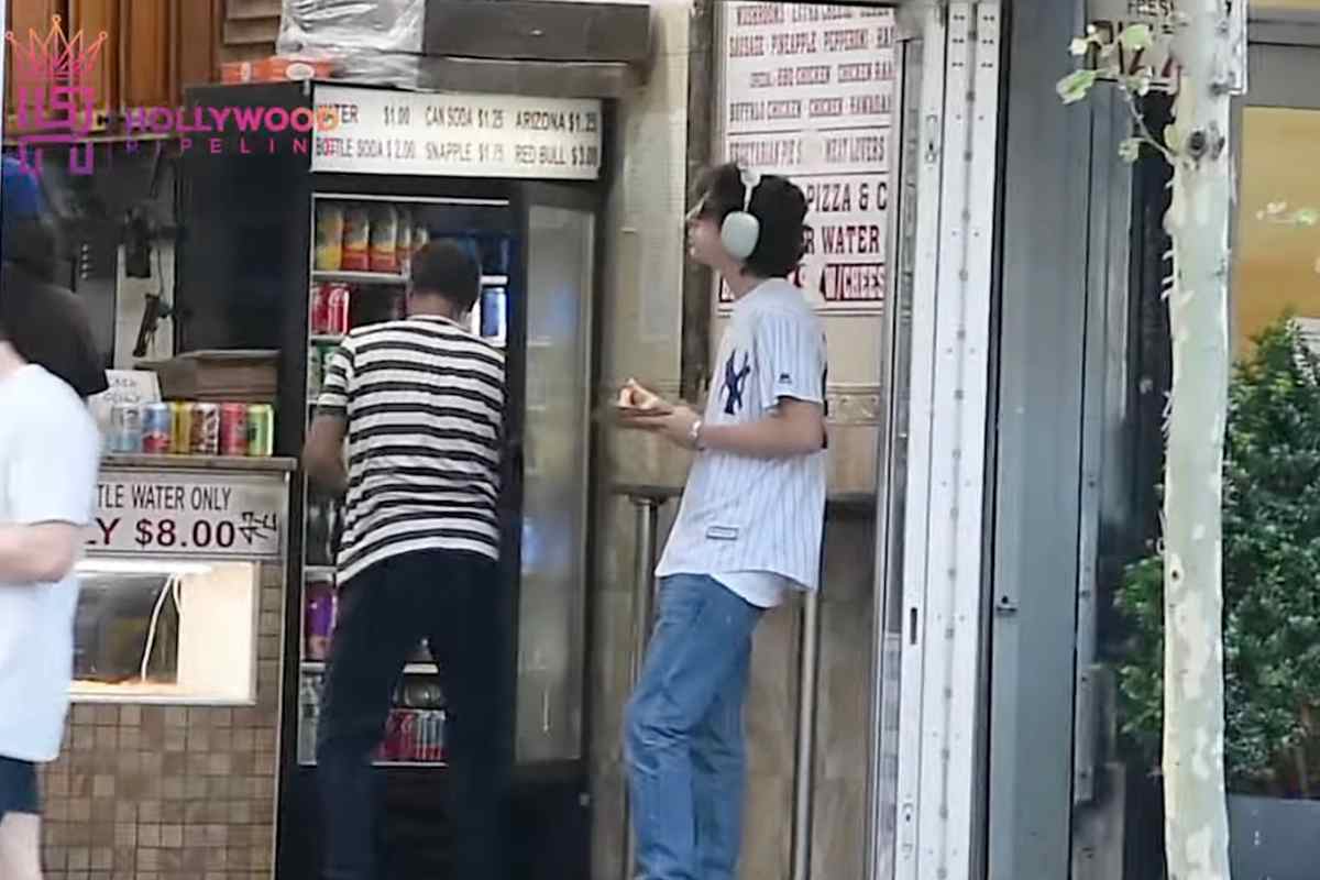 Timothée Chalamet mangia una pizza in un locale di New York