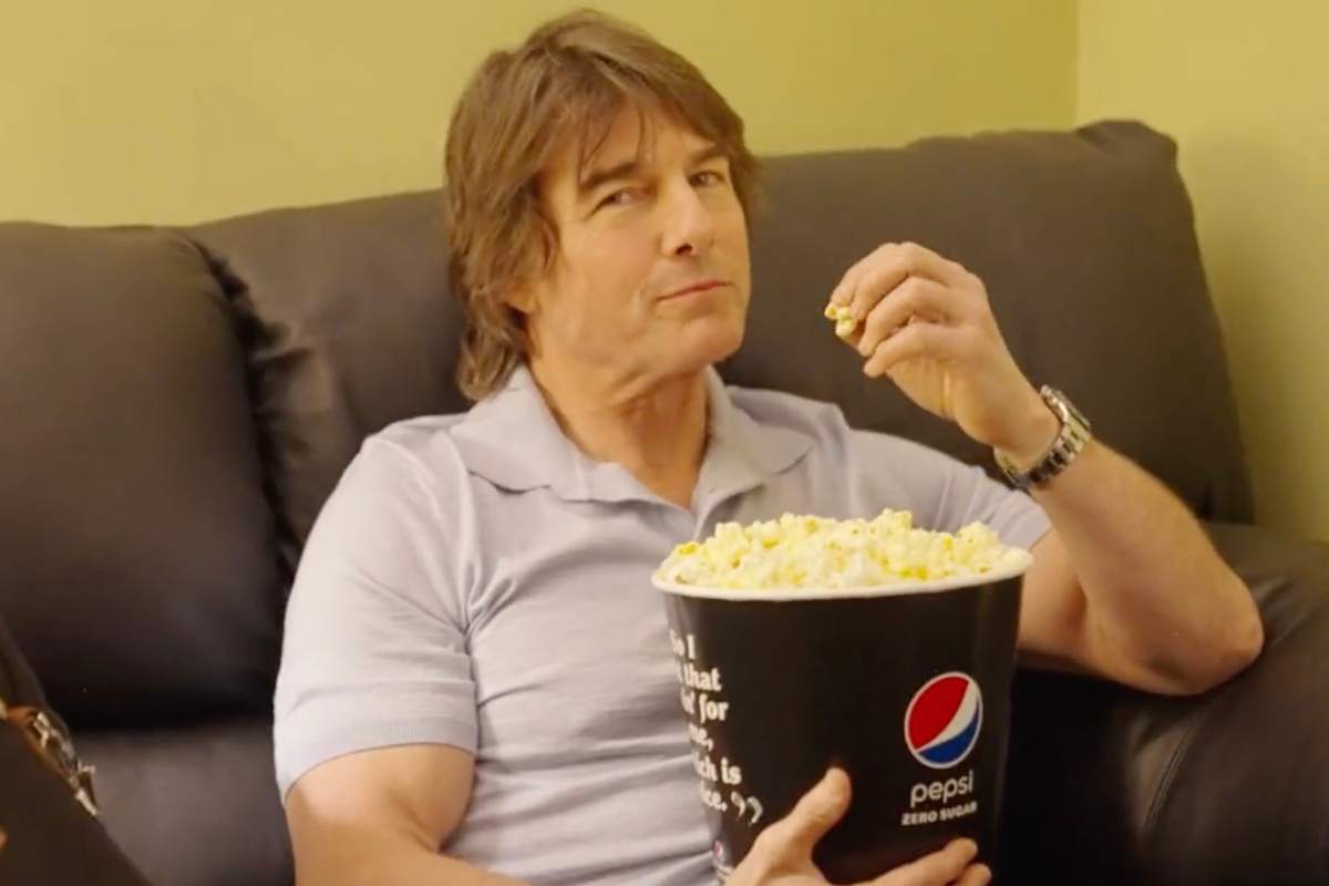 Tom Cruise che mangia popcorn