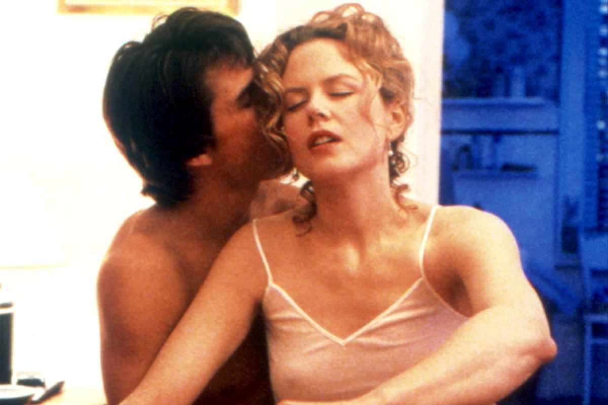 Tom Cruise e Nicole Kidman si baciano in una scena del film "Eyes Wide Shut"