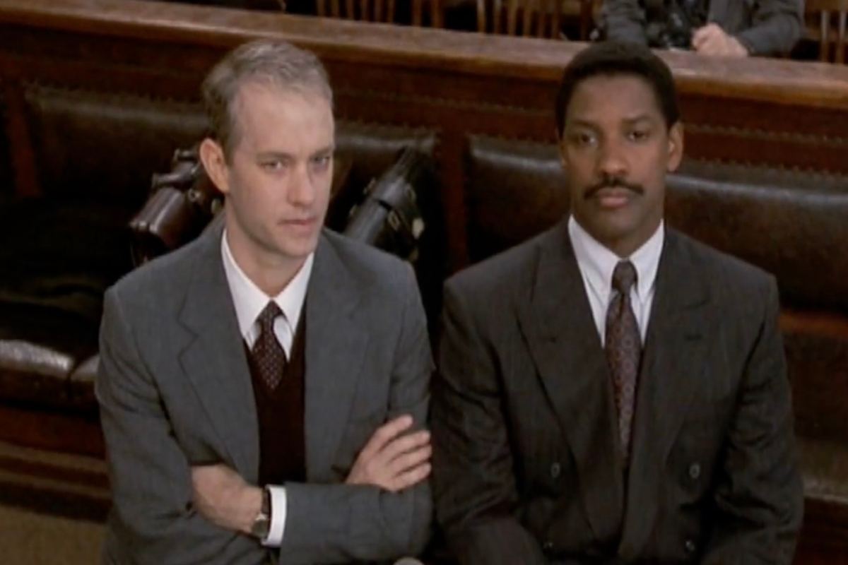 Tom Hanks e Denzel Washington in una scena di Philadelphia seduti in tribunale
