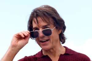 Tom Cruise si abbassa gli occhiali da sole