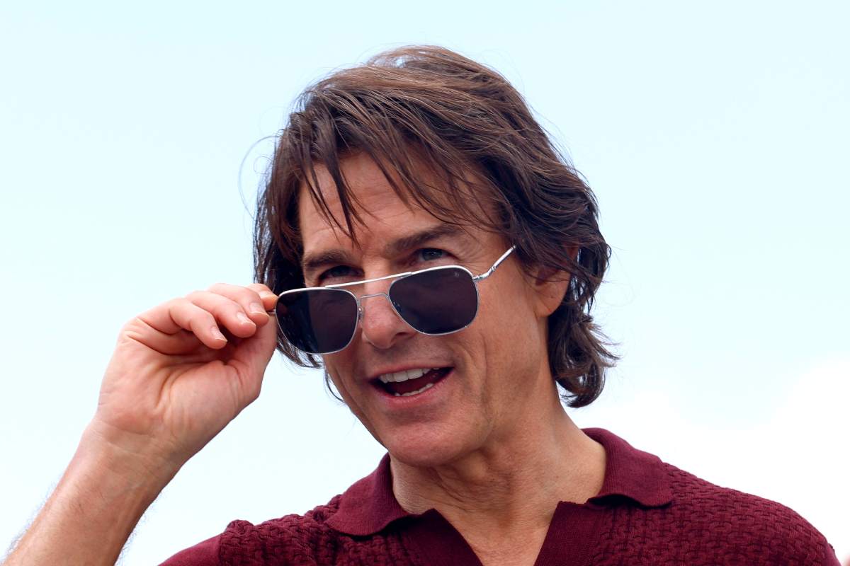 Tom Cruise si abbassa gli occhiali da sole