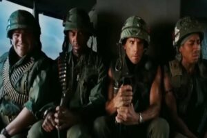 Il cast di Tropic Thunder su un elicottero in una scena del film