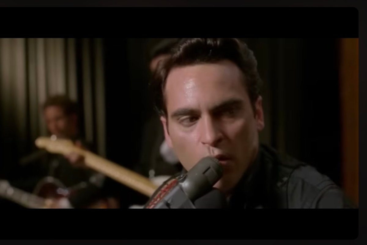 Joaquin Phoenix in una scena del film "Walk the Line" mentre canta