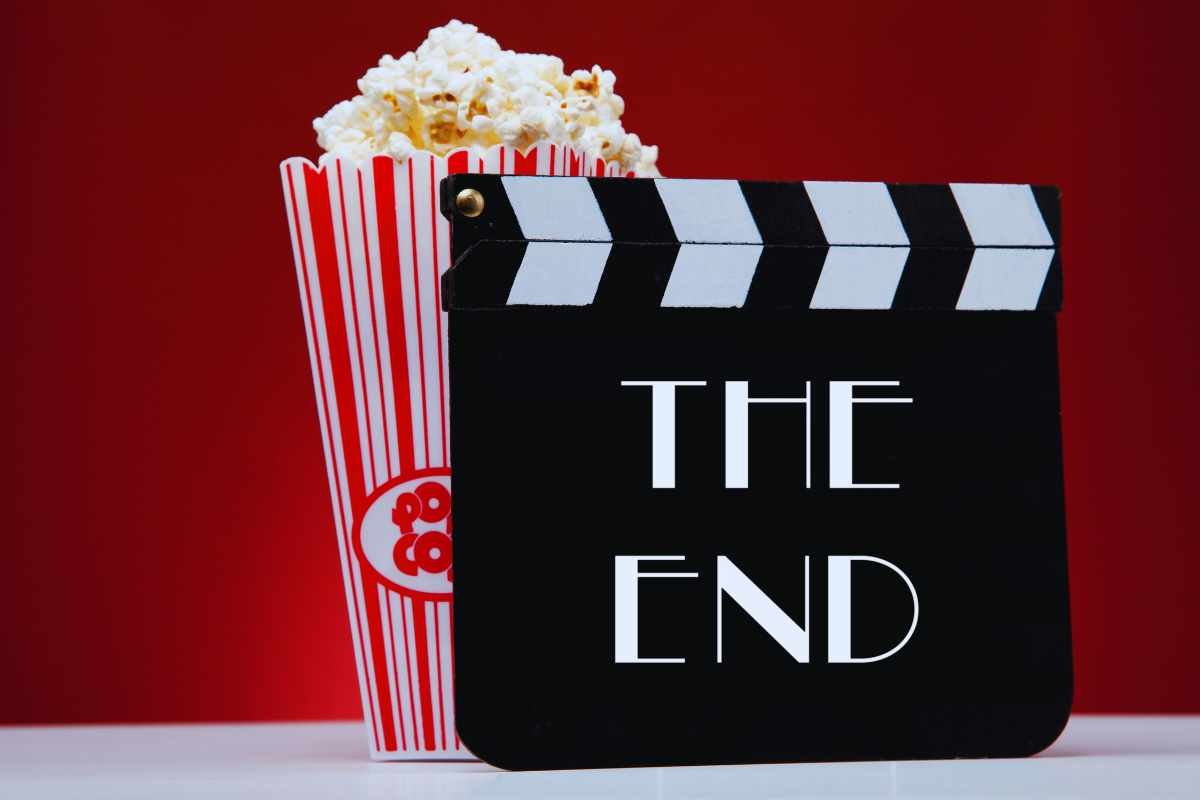 Ciak con la scritta "The end" e pop corn