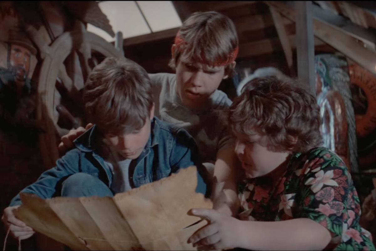 I ragazzi del film I Goonies intorno alla mappa di Willy l'Orbo