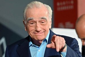 Martin Scorsese indica con il dito indice